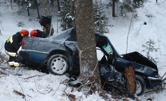 15 lutego 2012 roku około godziny 15:30 na trasie Suwałki-Olecko w okolicach miejscowości Dąbrowskie samochód osobowy marki Mercedes jadący od strony Suwałk zjechał z drogi i uderzył prawym bokiem w drzewo.