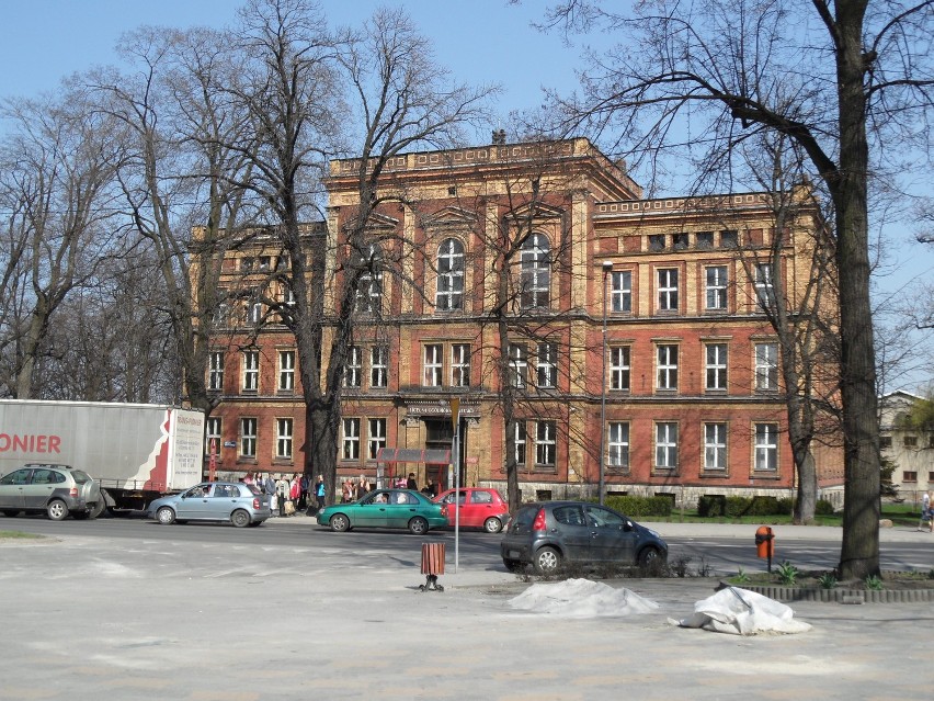 Budynek Liceum Ogólnokształcącego im. S. Staszica w...