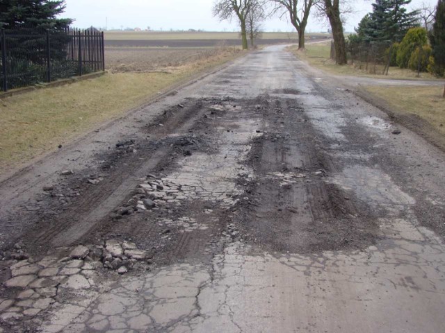 Na drodze powiatowej nr 1636C, to jest Papowo Biskupie - Nowy Dwór Królewski, trzeba zlikwidować takie przełomy