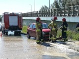 Samochód skosił hydrant na Lotniczej we Wrocławiu. Ulica zalana [ZDJĘCIA]