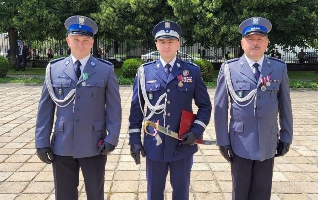 Rafał Kochańczyk, opolski komendant wojew&oacute;dzki policji w Opolu (w środku) odebrał od Prezydenta RP generalskie szlify, a dwaj inni policjanci odznaczenia: mł. asp. Grzegorz Gorski, dzielnicowy z Komisariatu Policji w Korfantowie &bdquo;Medal za Ofiarność i Odwagę&rdquo; (z lewej) z kolei asp. sztab. Mariusz Szczepański z SPPP w Opolu złotą odznakę &bdquo;Zasłużony Policjant&rdquo;.