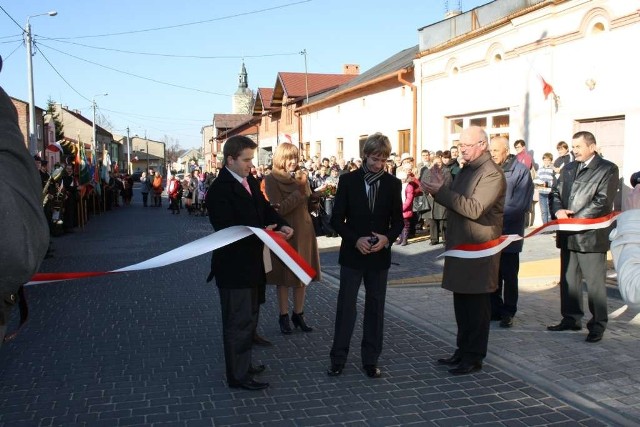 W 2012 roku świętowano w Żarkach przebudowanie w ramach schetynówek ulicy Piłsudskiego.