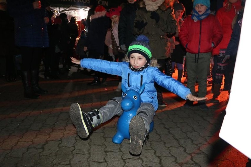 Mikołajki na Rynku w Koszęcinie zorganizowano 6 grudnia.