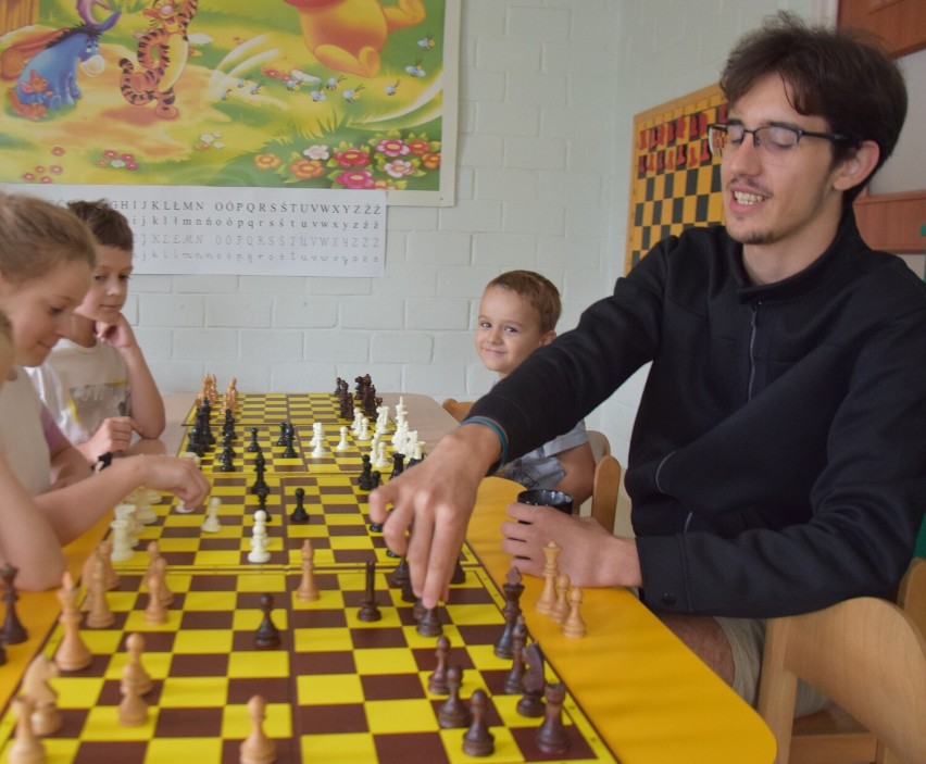 Piotr Namyślak podczas wakacyjnych zajęć szachowych w...
