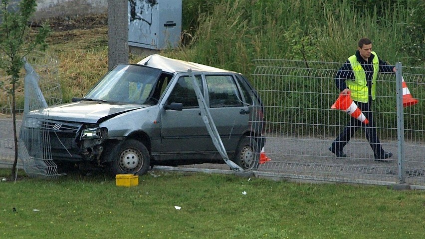 Wypadek na Wołodyjowskiego w Zabrzu. Fiat uno rozbił się na ogrodzeniu salonu renault [ZDJĘCIA]