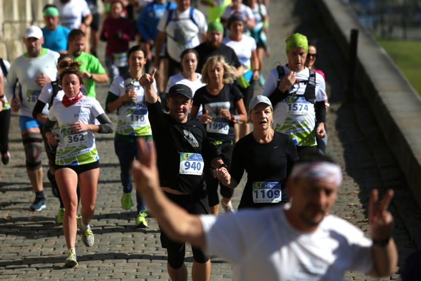 12. PZU Bieg Trzech Kopców - uczestnicy biegu na trasie w...