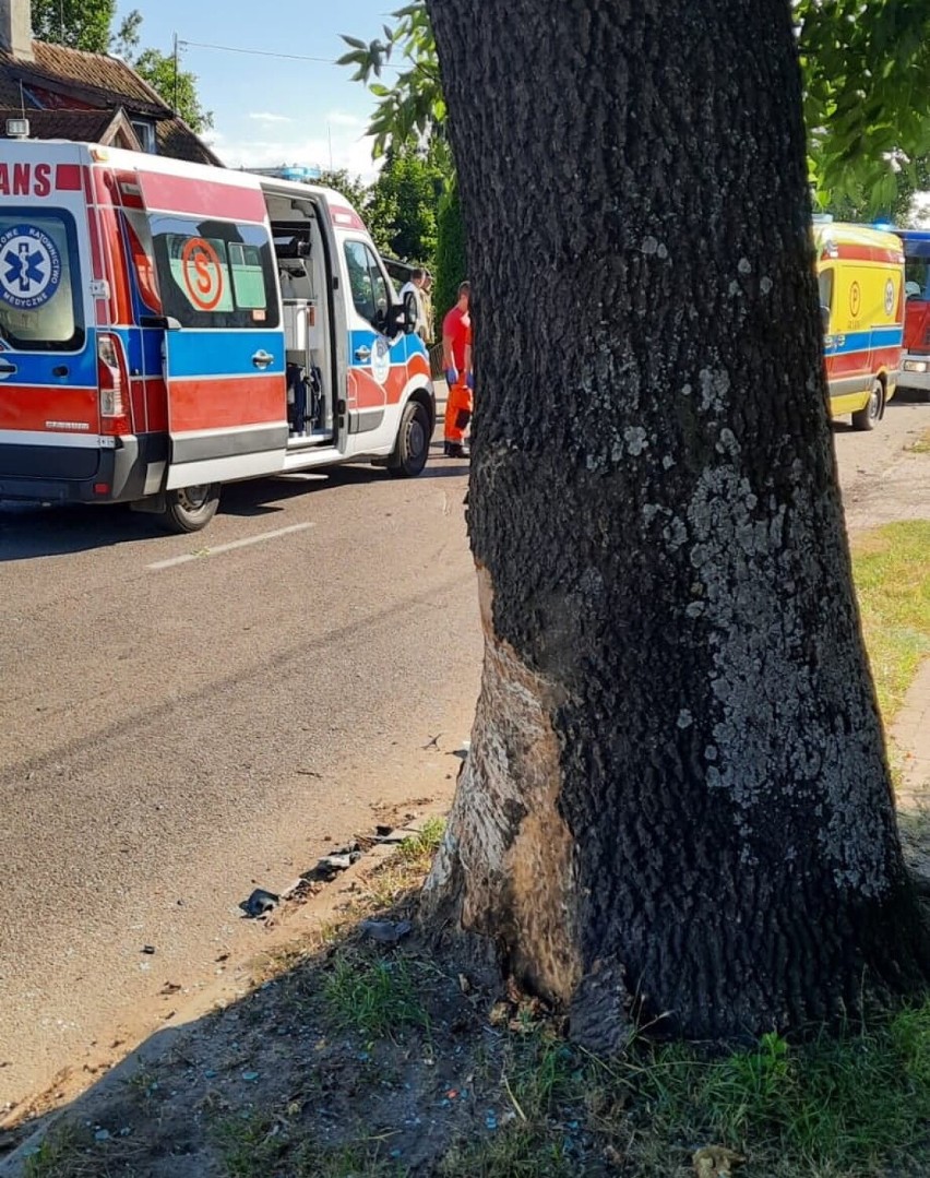 Nowy Staw. Wypadek na ulicy Gdańskiej. Samochód osobowy z trojgiem dzieci uderzył w drzewo