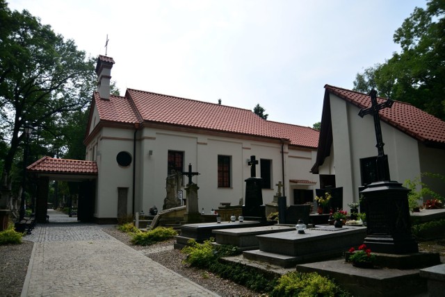 Kaplica cmentarna powstała w 1844 roku. Jej fundatorem był  kanonik Michał Leszczyński