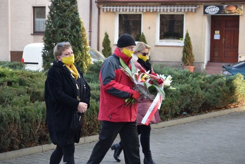 Członkowie stowarzyszenia Polska 2050 złożyli kwiaty pod pomnikiem Powstańców Wielkopolskich [ZDJĘCIA +FILM]