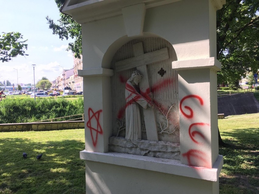 Profanacja stacji drogi krzyżowej w Kielcach! Pojawiły się na niej satanistyczne symbole