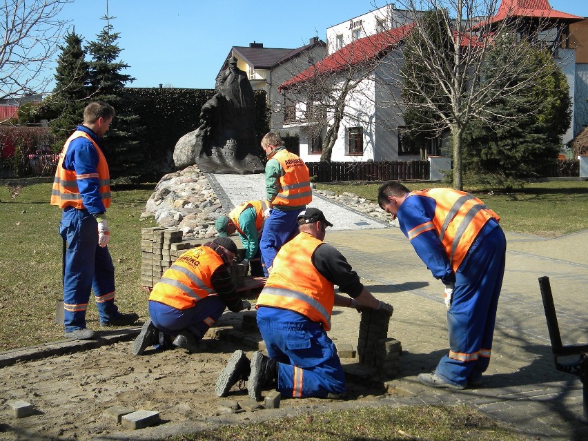 Władysławowo. Robotnicy wkroczyli na skwer wokół pomnika Generała Józefa Hallera
