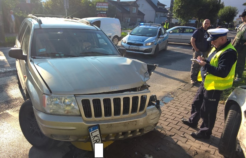 Kraśnik: Zderzenie aut na ul. Urzędowskiej. Dwie osoby przewieziono do szpitala ZDJĘCIA, WIDEO
