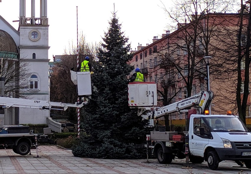 Choinka rozbłysnęła już na placu Orląt Lwowskich na Rakowie