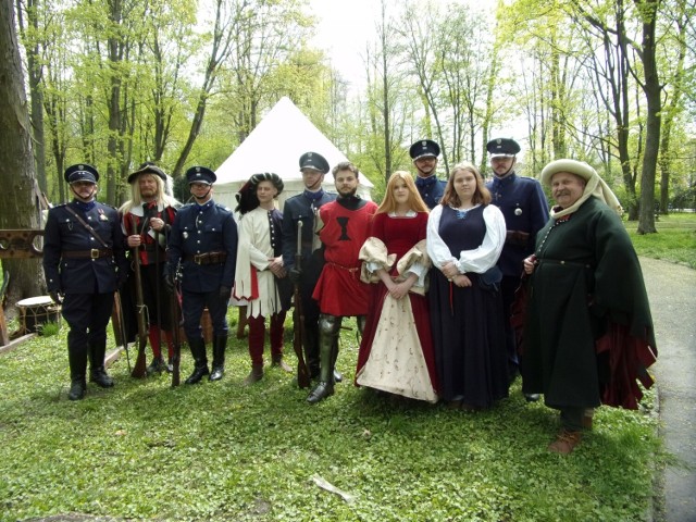 Rekonstruktorzy policyjni z Radomia wraz z członkami Bractwa Rycerskiego Zamku w Szydłowie (świętokrzyskie), występowali na pikniku historycznym w Kielcach.