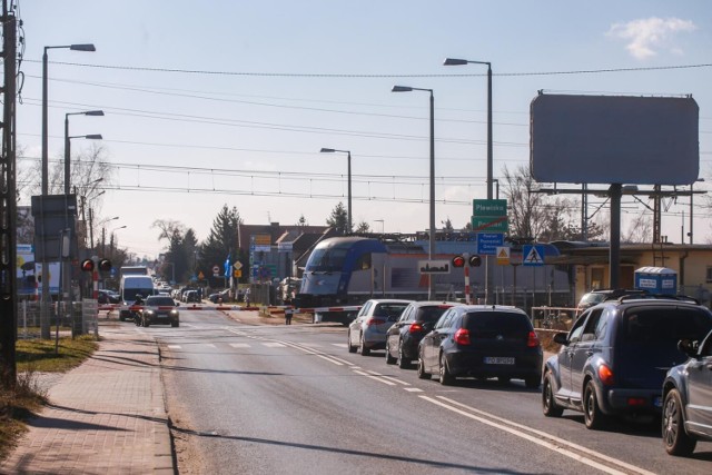 Pierwsze zamknięcie ulicy łączącej Skórzewo i Plewiska ma mieć miejsce w maju. Wtedy rozpoczną się pracę nad połączeniem linii elektrycznych i przejazd przez tory będzie niemożliwy. “O dokładnej dacie zamknięcia odcinka odpowiednio wcześniej zostaną poinformowani mieszkańcy. W ciągu trwania całej inwestycji ul. Kolejowa ma być zamknięta około 3-4 miesiące”