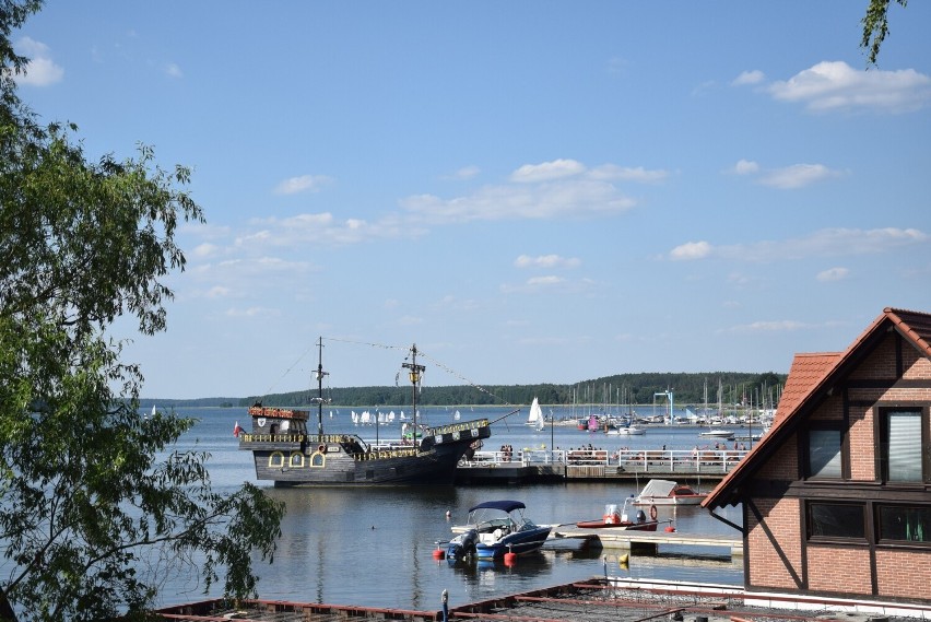 W upalne dni na plaży w Charzykowach mnóstwo jest osób...