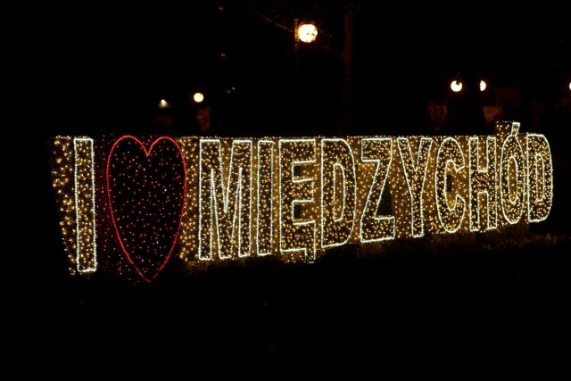 Mieszkańcy gminy Międzychód skarżą się na brak iluminacji świątecznej w mieście i nocne wyłączanie oświetlenia ulicznego (zdjęcie archiwalne).