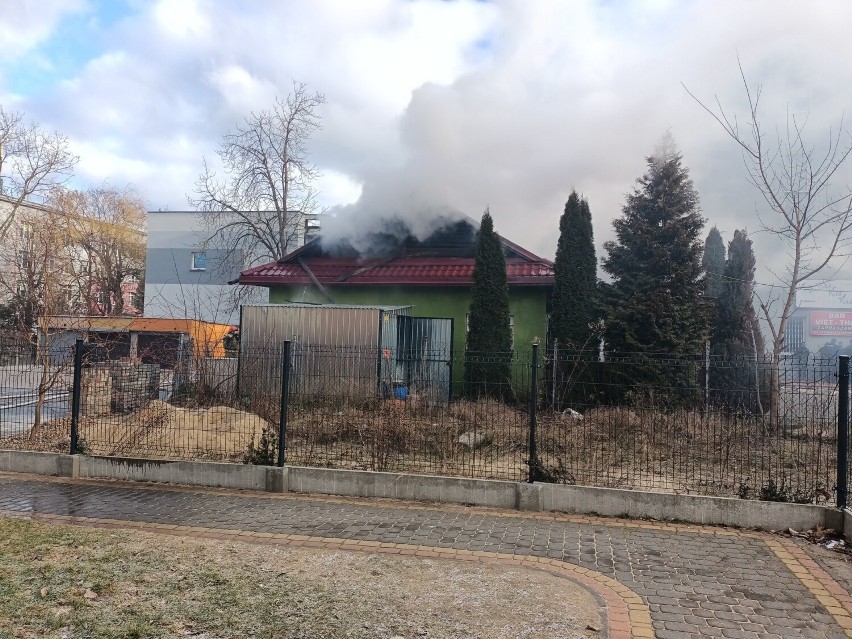 Pożar w Barze Kebab w centrum Łomży. Na miejscu 5 zastępów straży pożarnej