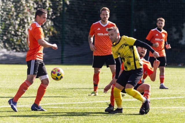 Piłkarze Wiślanki Grabie (pomarańczowe koszulki) mają nowych sztab szkoleniowy