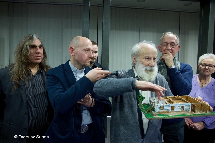 W Stargardzkim Centrum Kultury modelarz z Legnicy pokazał swoją niesamowitą kolekcję drewnianych cerkiewek [foto, wideo]