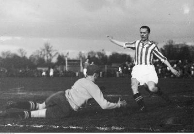 Bramkarz Wisły Jerzy Jurowicz (na zdjęciu w derbach z 1938 roku) brał udział w pamiętnym meczu styczniowym w 1945 roku