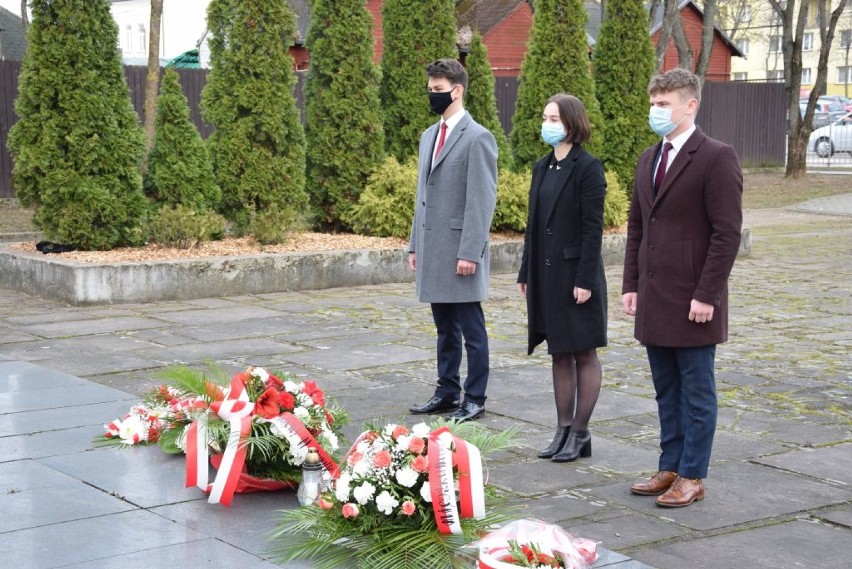 77. rocznica stracenia w Suwałkach 16 mieszkańców Suwalszczyzny. Władze miasta złożyły kwiaty pod pomnikiem [Zdjęcia]