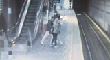 Próbował wepchnąć pod pociąg metra dwie osoby. Policja publikuje szokujące nagranie i szuka sprawcy
