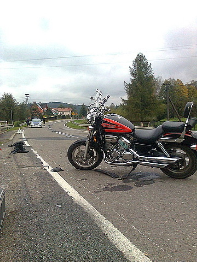 Wypadek w Nowosiółkach. Auto uderzyło w motocyklistę