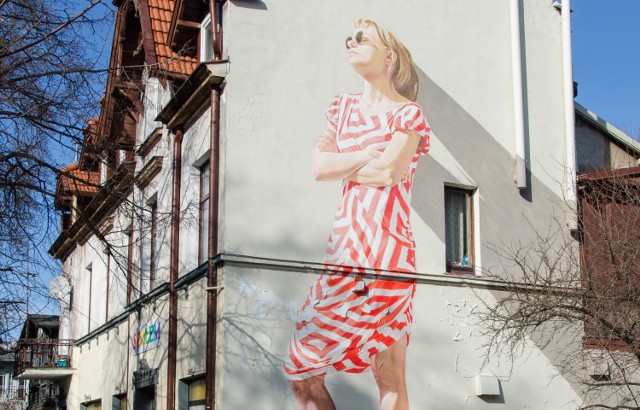 Mural "Turystka" autorstwa Anny Reinert-Faleńczyk i Jacka Faleńczyka mieszczący się przy ul. Haffnera w Sopocie