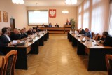  Podczas majowej sesji Rady Powiatu Zawierciańskiego podsumowano 2022 rok oraz głosowano nad wotum zaufania dla Zarządu Powiatu. ZDJĘCIA