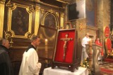 Krzyż papieski Jana Pawła II uroczyście wprowadzony do kieleckiej katedry