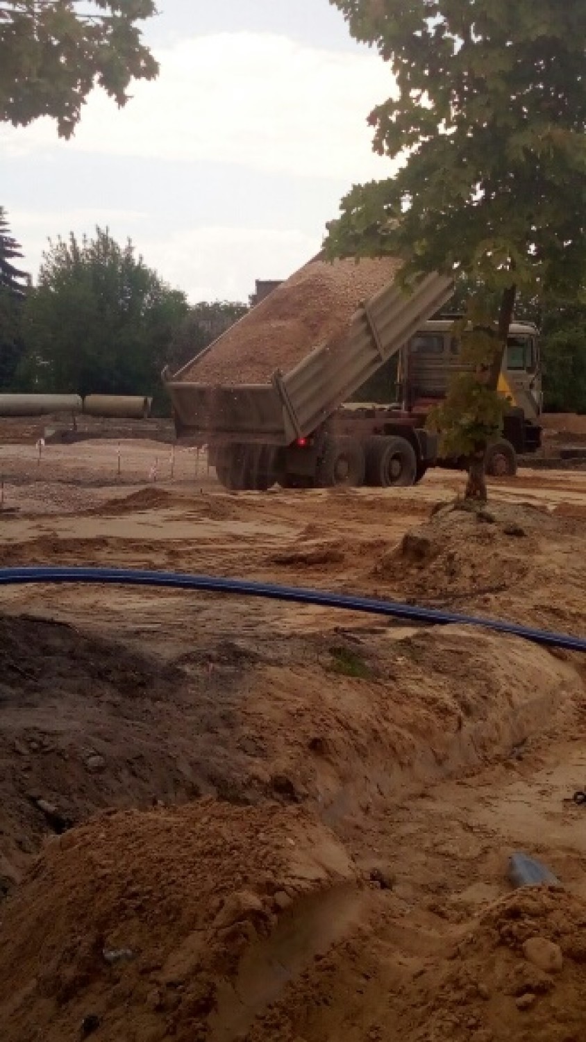 Postępują prace przy budowie ronda na Brzeźnickiej w Radomsku [ZDJĘCIA]