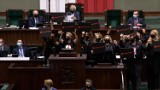 Sejm: Jarosław Kaczyński „oblężony” przez posłanki opozycji. Interweniowała Straż Marszałkowska
