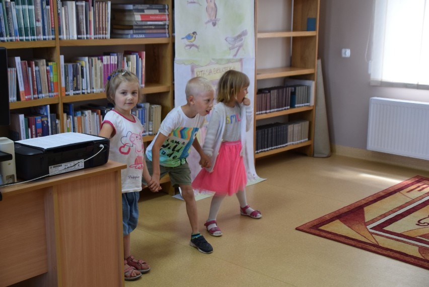 Trwają zajęcia wakacyjne w czerniejewskiej Bibliotece. Dziś odbyły się zajęcia z cyklu "Dookoła świata"