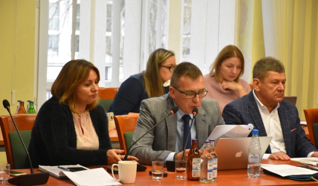 Radny Michał Myszkowski podczas czytania autopoprawki do projektu uchwały budżetowej dla Zawiercia na 2023 rok.