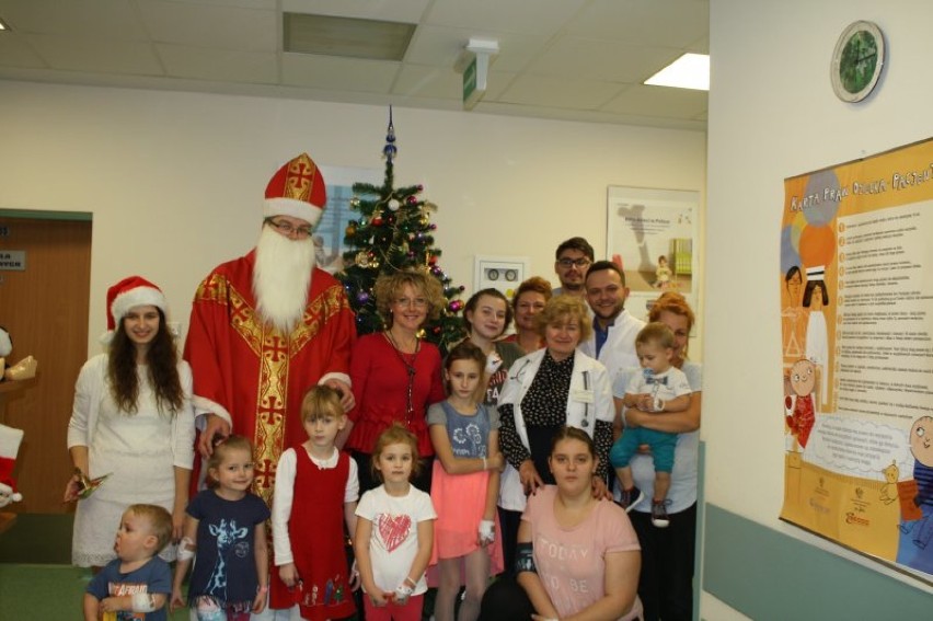 Święty Mikołaj obdarował małych pacjentów lublinieckiego szpitala [ZDJĘCIA]