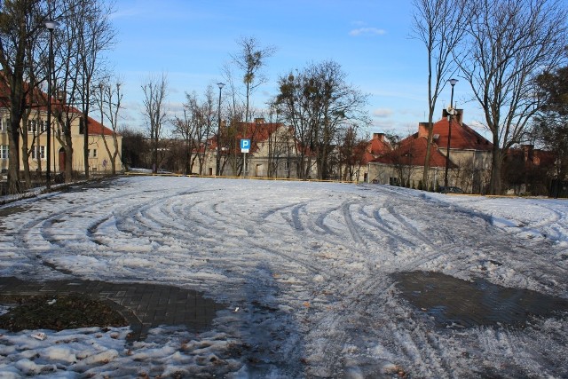 Nowe miejsca parkingowe powstały na dawnym parkingu i na części terenu zielonego pomiędzy ulicami Batorego i Stephensona. Na otwarcie parkingu czekali nie tylko pracownicy ChDK ale i mieszkańcy okolicznych bloków. W najbliższej okolicy nie ma żadnego parkingu.