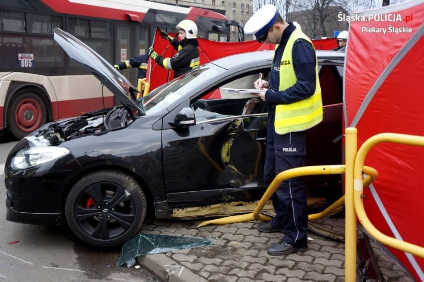 Wypadek w Piekarach Śląskich. Samochód osobowy uderzył w autobus i potrącił mężczyznę na chodniku. Zginął pieszy ZDJĘCIA