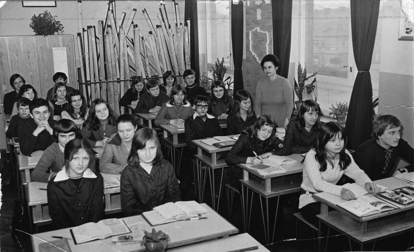 Nowosolskie szkoły, lata 1945 - 2000. Przesuwaj zdjęcia w...