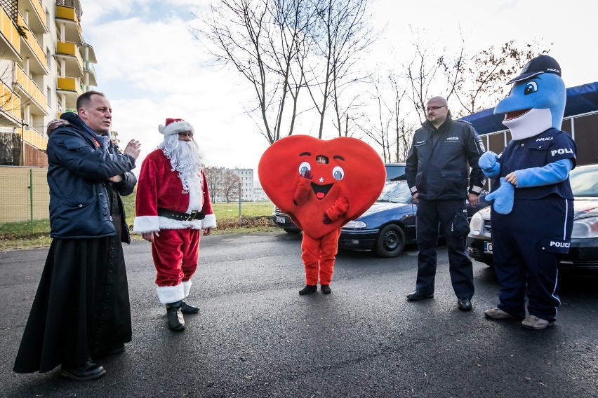 Święty Mikołaj i Polfinek odwiedzili chore dzieci w bydgoskim szpitalu [zdjęcia] 