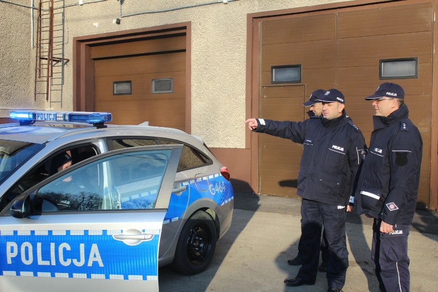 Dwa nowe radiowozy dla policjantów z Alwerni i Trzebini. Jeden to nieoznakowany pojazd 
