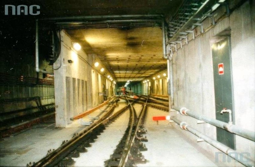 Tak budowano pierwszą linię metra. Na Kabatach pociągi pojechały ćwierć wieku temu 
