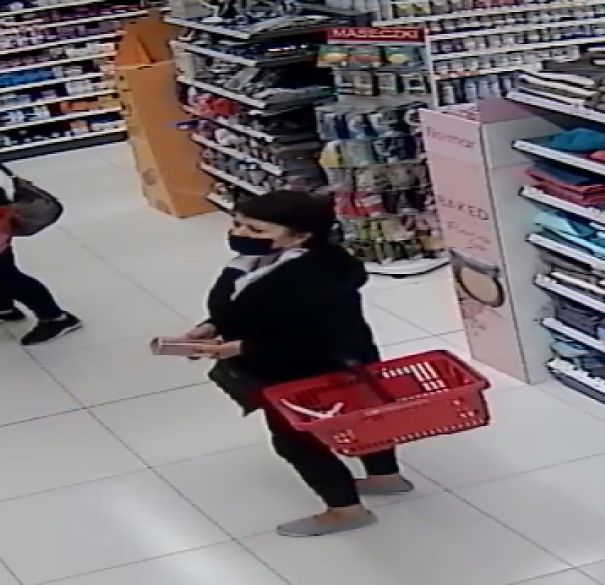Gdynia: Kolejna kobieta poszukiwana w związku z kradzieżą perfum. Policjanci ujawniają wizerunek, zarejestrowany przez kamery monitoringu 