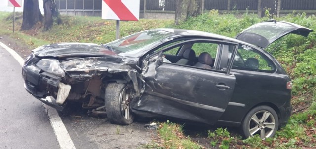 W zderzeniu czołowym samochodu dostawczego peugeot boxer z osobowym seatem ibizą, ranna została jedna osoba.