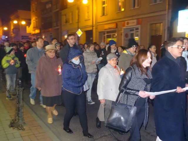 Noc Świętych w Chodzieży: Procesja ulicami miasta [FOTO]