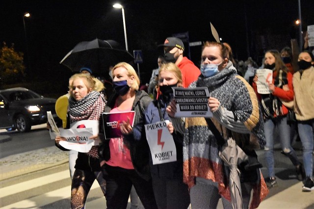 - Szacunek dla Was Dziewczyny - pisze Karolina.

- Walczcie dziewczyny, ale zadbajcie też o siebie. Widzę dużo dziewczyn które mają w d.... zalecenia noszenia prawidłowo maseczek - pisze następna Internautka.