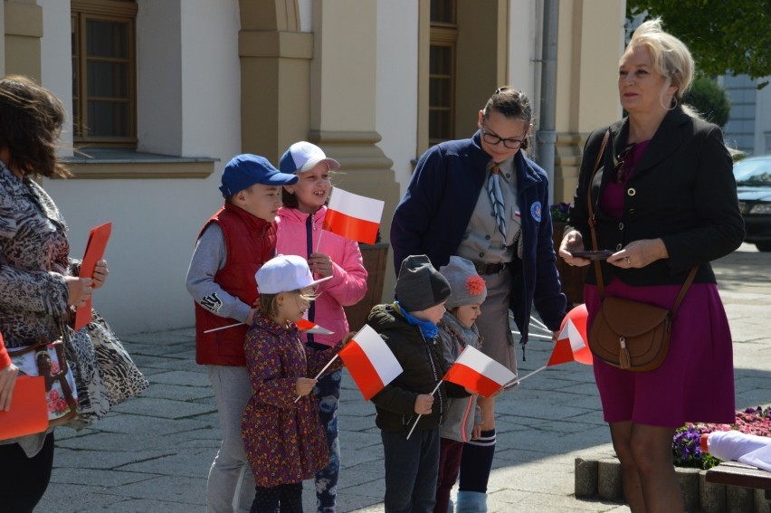 W Dzień Flagi stworzyli jej żywy odpowiednik na rynku [ZDJĘCIA]