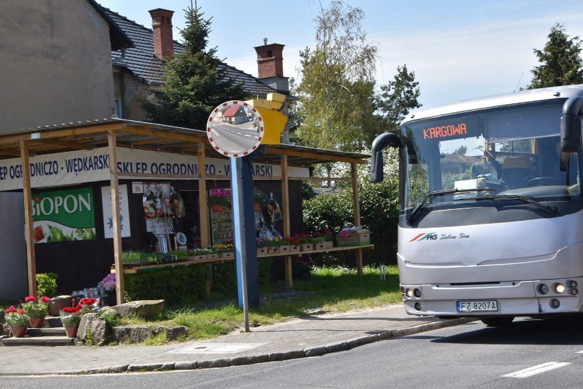 Przez Kargową ciągnie sznur samochodów, autobusów,...