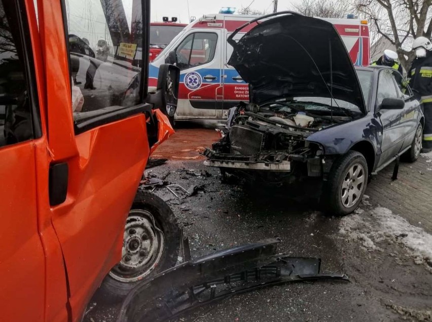 Czołowe zderzenie w Sadowie. Samochody są w opłakanym stanie. Jeden z kierowców pił wcześniej alkohol 