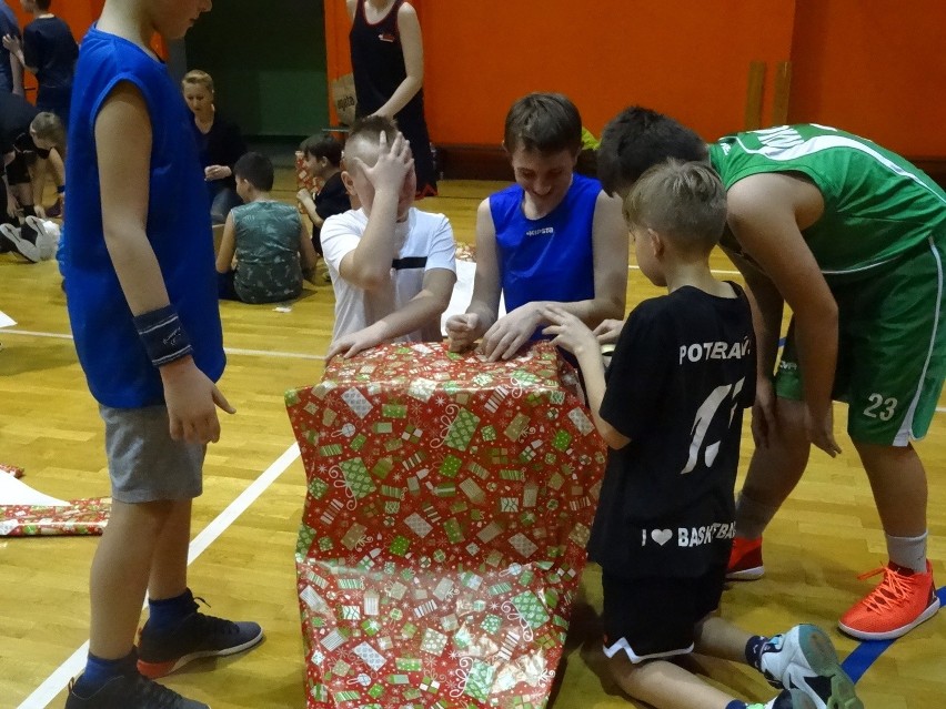 Młodzi koszykarze MKKS-u Rybnik pomagają w akcji „Szlachetna...